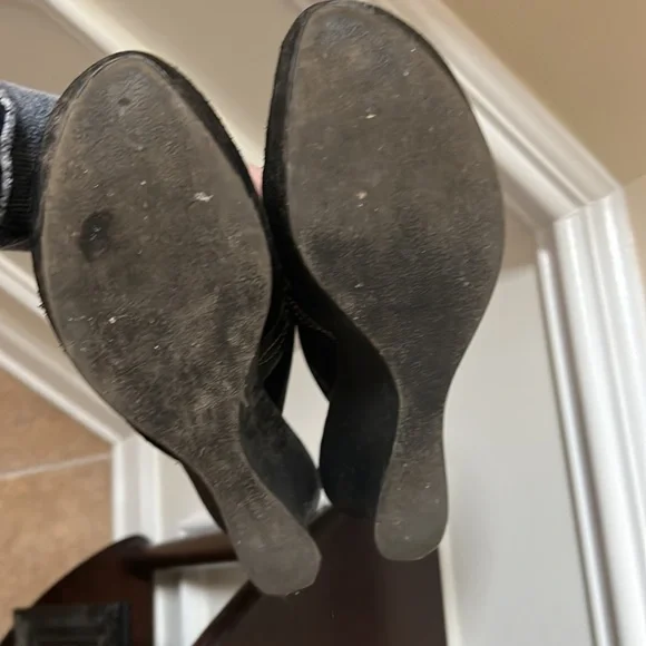 Black suede clogs.. - Picture 3 of 4